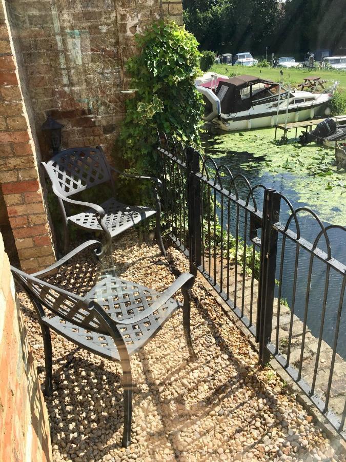 River Courtyard Apartment In The Heart Of Stneots سانت نيوتس المظهر الخارجي الصورة