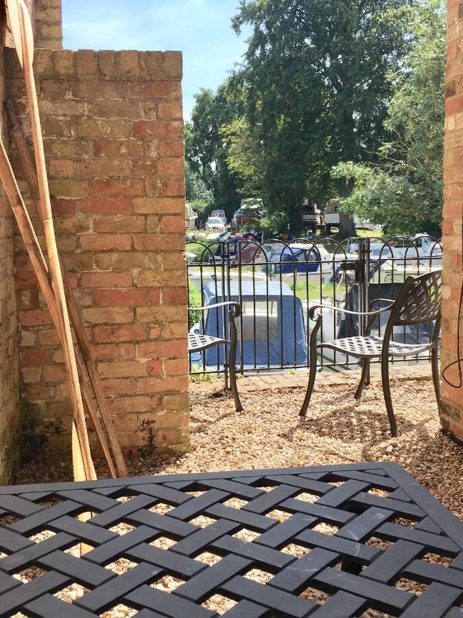River Courtyard Apartment In The Heart Of Stneots سانت نيوتس المظهر الخارجي الصورة