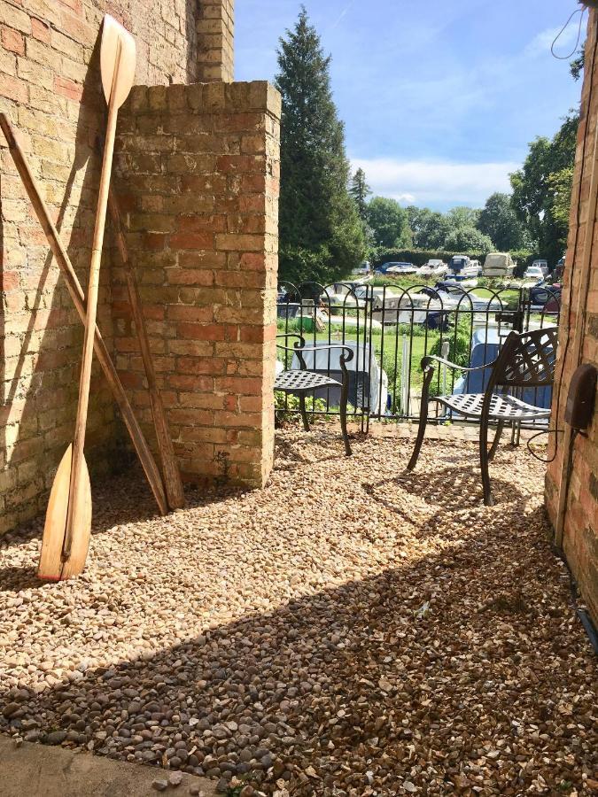 River Courtyard Apartment In The Heart Of Stneots سانت نيوتس المظهر الخارجي الصورة